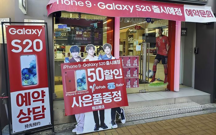 iPhone 9 và Galaxy S20 bất ngờ lộ diện chung khung hình, đã cho đặt trước tại Hàn Quốc