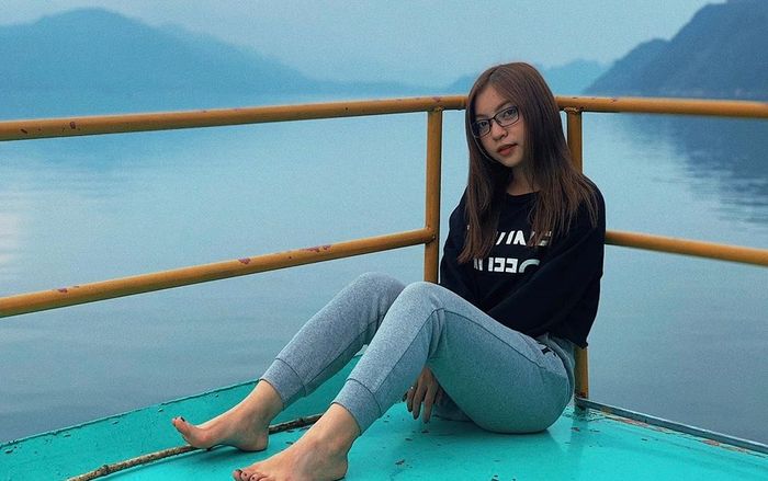 Giữa tin đồn chia tay bạn trai đại gia, Nhật Lê chia sẻ ảnh Quang Hải?