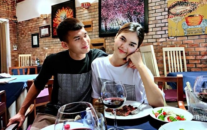 Người mẫu Ngọc Trinh yêu trung vệ U21 Việt Nam kém hơn 2 tuổi