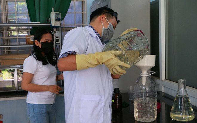 Thầy giáo chế dung dịch sát khuẩn tặng người dân