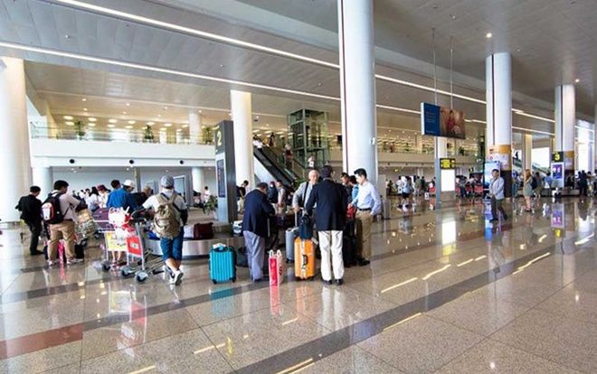 Nữ nhân viên vệ sinh sân bay lấy đồng hồ hiệu Cartier của khách để quên trên bàn rửa tay