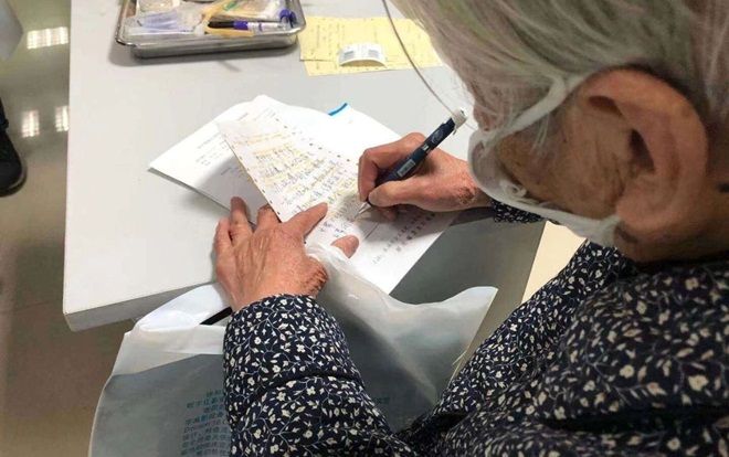 Mẹ già 90 tuổi chăm con trai nhiễm virus corona làm 'tan chảy' trái tim cư dân mạng