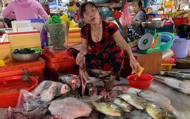 Người phụ nữ xẻ thịt rùa xanh bán ở chợ Kiên Giang gây phẫn nộ