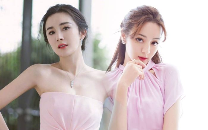 'Cặp chị em' Dương Mịch - Địch Lệ Nhiệt Ba nền nã trong chiếc váy hồng phấn, xao xuyến bao nhiêu cho đủ