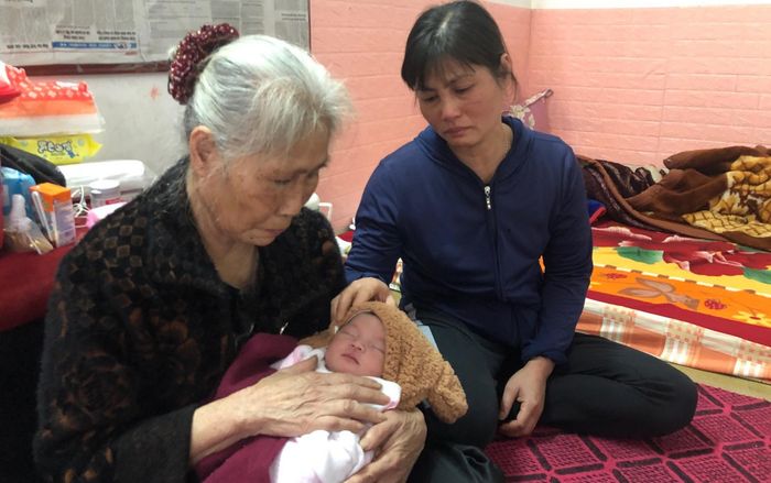 Xót xa bé gái 15 ngày tuổi đã chịu cảnh mồ côi cả cha lẫn mẹ, bà nội 74 tuổi côi cút nuôi hai cháu