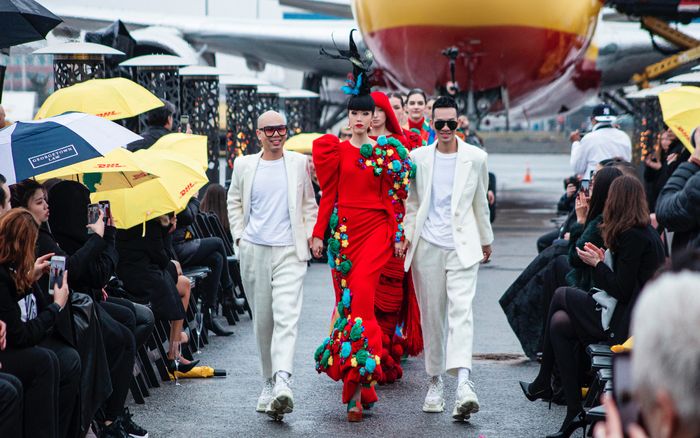 Siêu mẫu quốc tế làm vedette kết màn cho bộ đôi NTK Việt tại New York