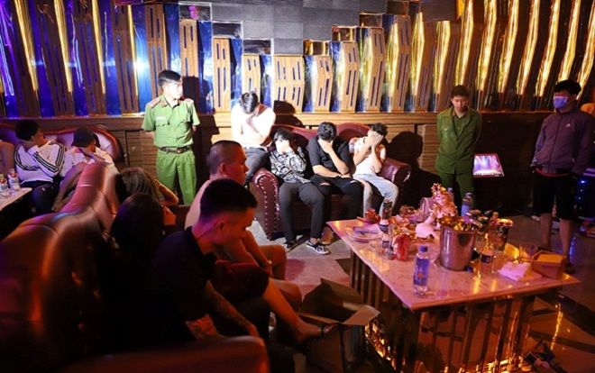 Bắt quả tang 26 'namt hanh nữ tú' sử dụng ma túy trong quán Karaoke ở Đắk Nông
