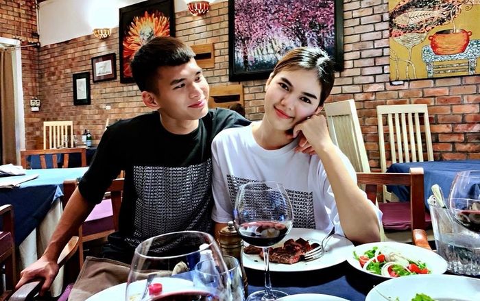 Ngọc Trinh và các WAGs yêu sao bóng đá kém tuổi