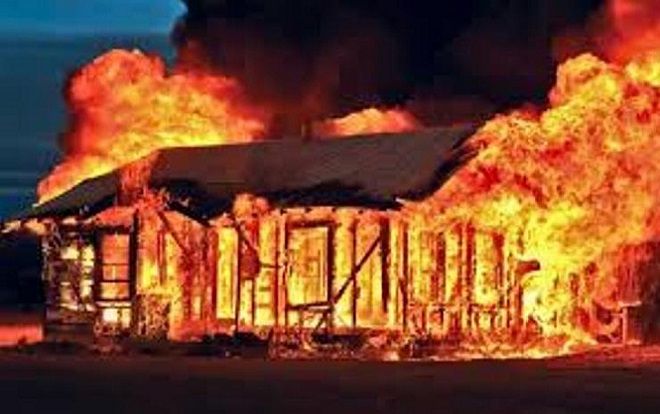 Rạng sáng, cha tưới xăng lên 2 đứa con đang ngủ rồi châm lửa đốt