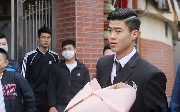 Chú rể Duy Mạnh rạng rỡ sang nhà Quỳnh Anh đón dâu