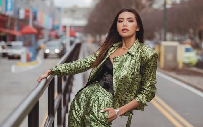 New York Fashion Week ngày đầu tiên, Minh Tú cá tính trong outfit màu neon nổi bật