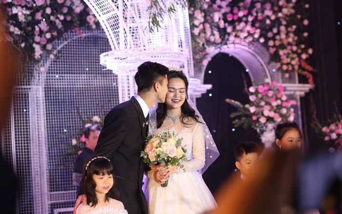 Duy Mạnh xúc động hôn Quỳnh Anh, nhan sắc cô dâu 'cân' hết mọi loại máy ảnh