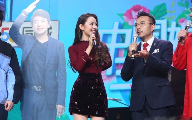 Vòng eo 53 cm của Gina Alice (vợ Lang Lãng) gây chú ý khi dễ dàng vượt qua thử thách 'vòng tay chạm rốn'