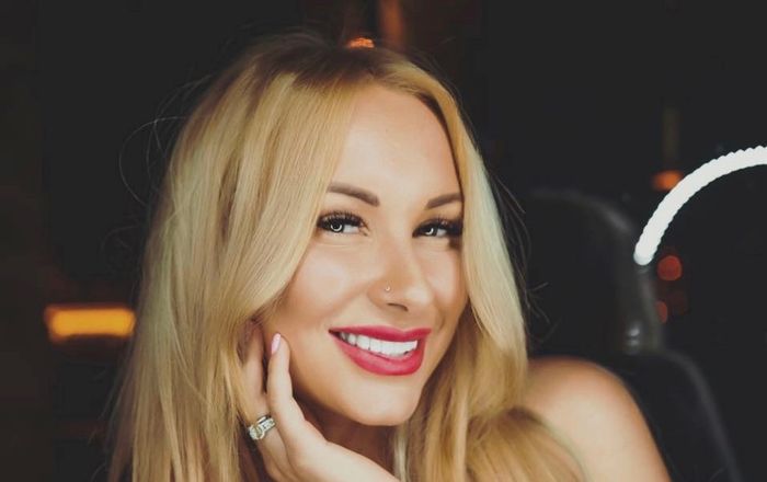 Lộ nội y khi hát quốc ca, nữ chủ tịch đội bóng có thể đi tù