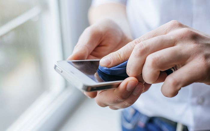 Hướng dẫn vệ sinh điện thoại và máy tính đúng cách để phòng tránh virus corona