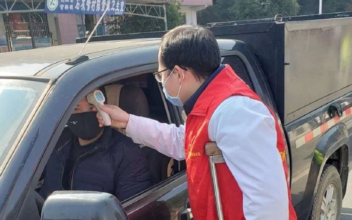 Vị bác sĩ chống nạng làm việc 12 tiếng mỗi ngày ở trạm kiểm tra phòng dịch corona