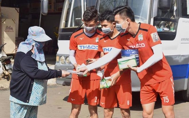 Khi các cầu thủ HAGL của bầu Đức chung tay ngừa virus Corona