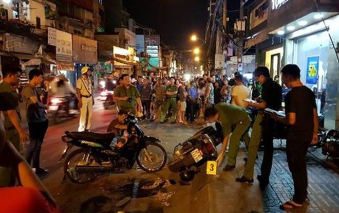 Nam thanh niên tông thẳng vào tên cướp, giành lại dây chuyền cho bạn gái