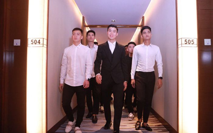 Duy Mạnh hóa 'tổng tài' đầy khí chất bên 'dàn vệ sĩ' toàn những gương mặt 'khủng'