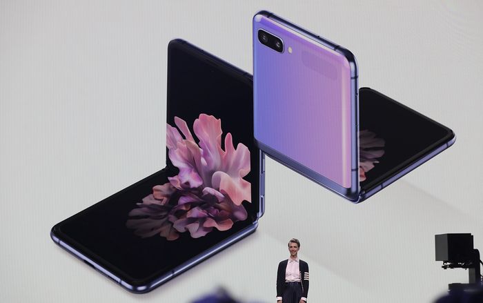 Samsung Galaxy Z Flip ra mắt: Điện thoại gập đầu tiên có màn hình bằng kính