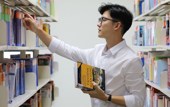 Trường đã đẹp rồi, đến thầy giáo cũng đầy mị lực thì chỉ muốn trở lại trường