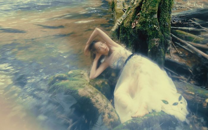 Nam Em lên rừng tắm suối, bắt bướm, hái hoa trong bộ ảnh mới ở Lâm Đồng