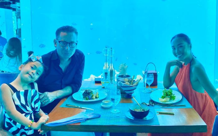 Đoan Trang đưa cả gia đình đến Maldives mừng tuổi 50 của ông xã ngoại quốc