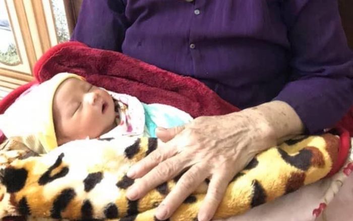 Bé gái kháu khỉnh mới sinh bị bỏ rơi gần cửa nhà thờ kèm tờ giấy ‘cháu trót dại không thể lo cho bé được’