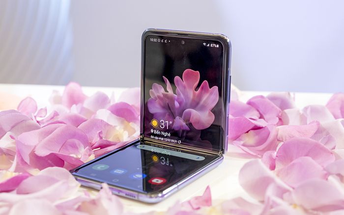 Trên tay Galaxy Z Flip: Màu sắc ảo diệu, gập gọn trong lòng bàn tay