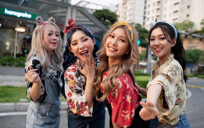 Chơi Instagram 'độc' theo hội như LipB: Vừa cung Hoàng đạo, vừa thêm quốc gia