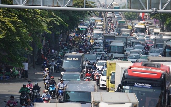 Lãnh đạo TP.HCM thúc sớm có giải pháp hạn chế xe cá nhân