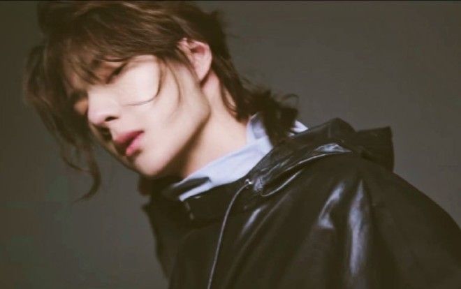 Vương Nhất Bác gây sốt với thần thái từ ánh mắt đến tạo hình khi xuất hiện trên trang bìa tạp chí