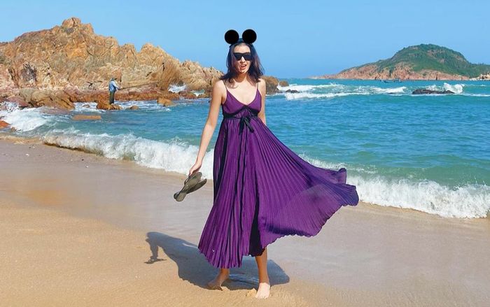 Á hậu Huyền My 'tím lịm tím sim', mang băng đô chuột Mickey cực đáng yêu