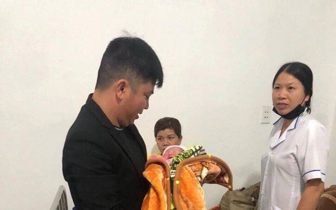 Phát hiện bé gái sơ sinh bị bỏ rơi trước nhà dân trong đêm