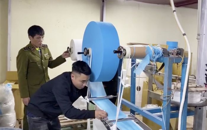 Tạm giữ toàn bộ hàng, niêm phong máy móc doanh nghiệp dùng giấy vệ sinh thay vải kháng khuẩn sản xuất khẩu trang