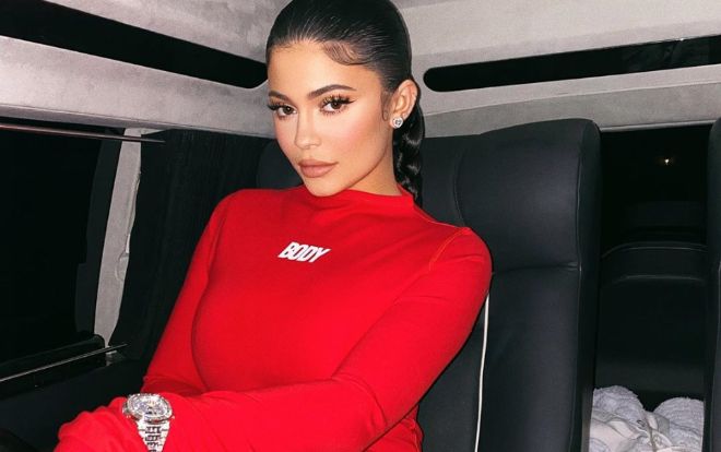 Kylie Jenner, Ngọc Trinh khoe vóc dáng tuyệt mỹ với bodysuit rực rỡ ngày Valentine