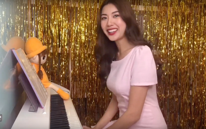 Ngọt ngào như Á hậu Thuý Vân: Đàn hát cực tình cảm, tự tay chuẩn bị món quà tặng bạn trai dịp Valentine