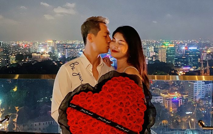Người chồng của năm: Đăng Khôi tặng vợ 99 đoá hồng cùng bữa ăn trên tầng cao sang chảnh dịp Valentine