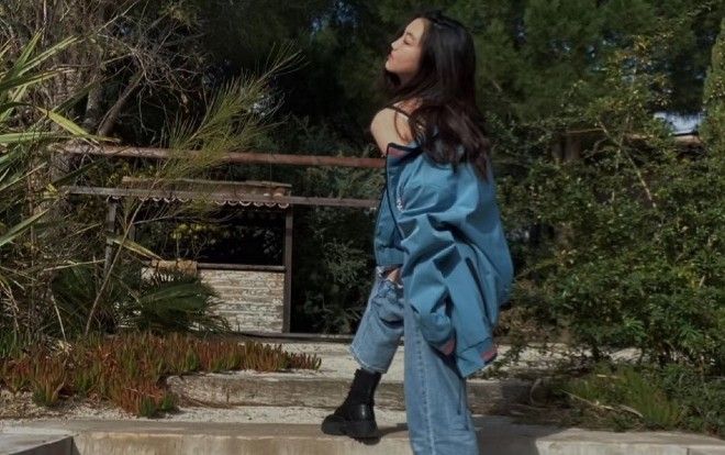 Con gái Vương Phi - Lý Yên tự tin khoe phong cách trưởng thành, gợi cảm khi chỉ mới 13 tuổi