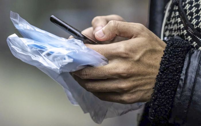 Bộ Y tế Singapore: 'Vệ sinh điện thoại giúp phòng tránh virus corona hiệu quả hơn đeo khẩu trang cả ngày'