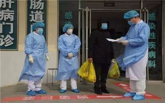 Nhiễm virus corona nhưng cố tình không chịu cách ly, người đàn ông bị đưa lên đồn ngay khi ra viện