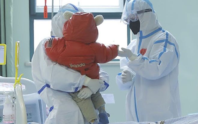 Bé 9 tháng tuổi nhiễm virus corona được chữa khỏi