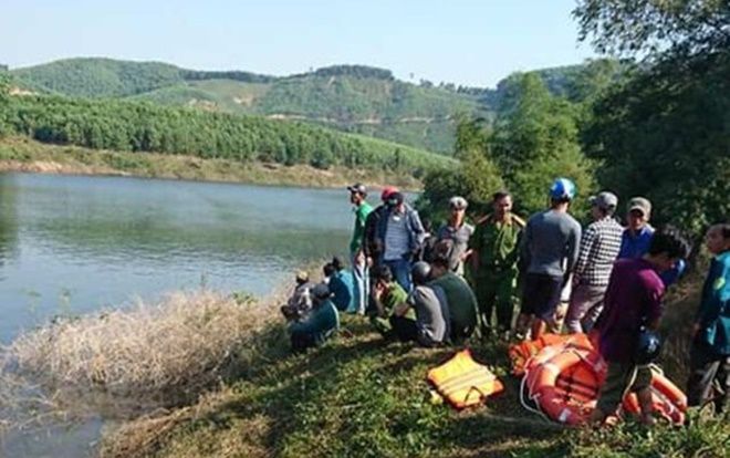 Lật thuyền giữa sông ở Thừa Thiên - Huế, 3 người mất tích