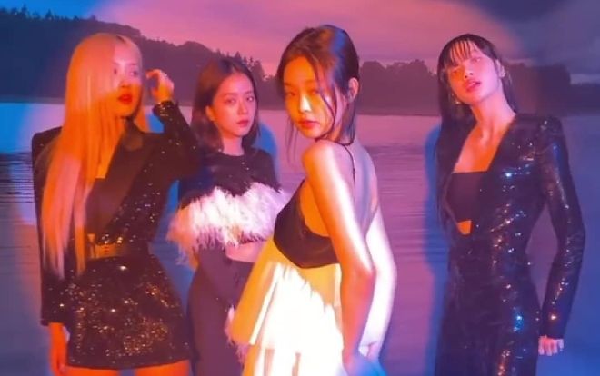 Cây đồ đen Lisa Black Pink diện trên tạp chí, ngay lập tức sold out trên mọi mặt trận