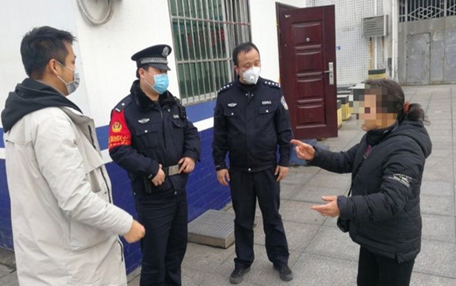 Ở trong nhà vì virus corona quá lâu, người đàn ông bức bối đến mức hành hung mẹ ruột