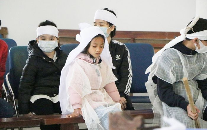 Xót xa đám tang người phụ nữ dắt con gái 7 tuổi đi ăn xin trên cầu Thanh Trì bị tông tử vong