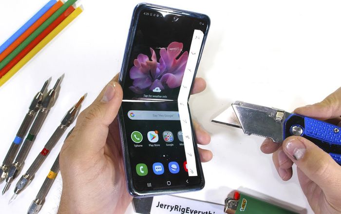 YouTuber công nghệ nghi ngờ màn hình Galaxy Z Flip không được làm bằng kính