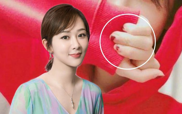 Dương Tử selfie nhưng gây chú ý vì bộ móng tay 'loang lổ' của mình?