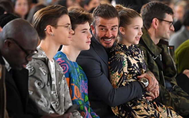 David Beckham cười tít mắt trong show diễn của vợ tại tuần lễ thời trang London