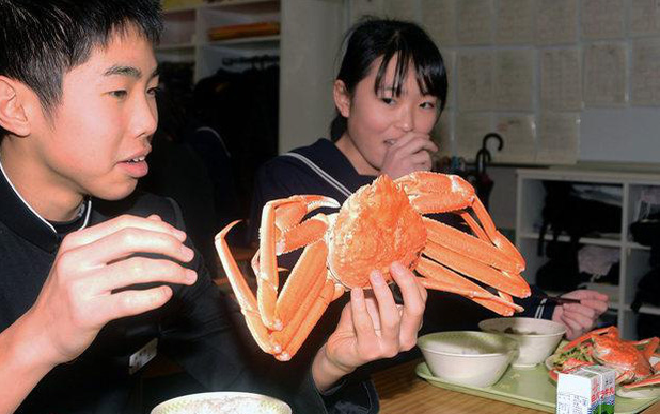 Nhân dịp tốt nghiệp, một trường ở Nhật Bản chuẩn bị hẳn cua tuyết ‘siêu đắt đỏ’ chiêu đãi học sinh